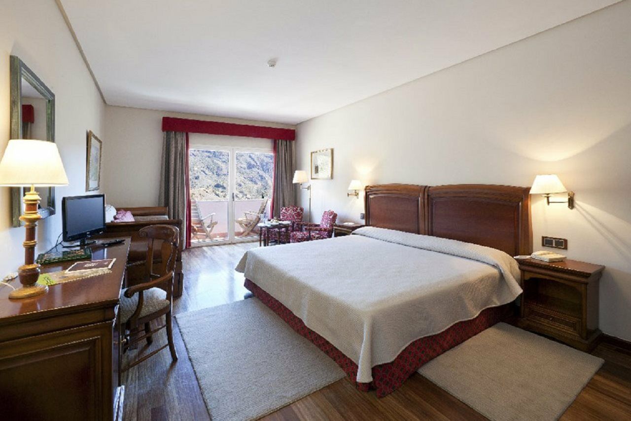 Parador De Las Canadas Del Teide Ла Оротава Екстериор снимка